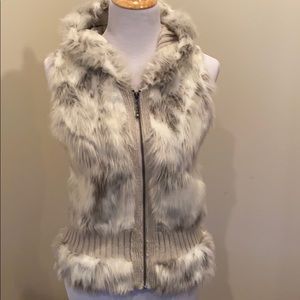 Sweater vest with fur details